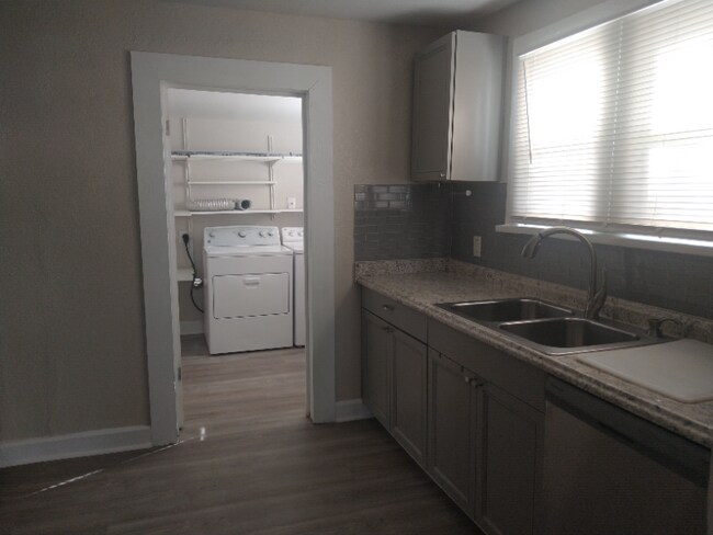 Building Photo - 905 E Osborne Ave