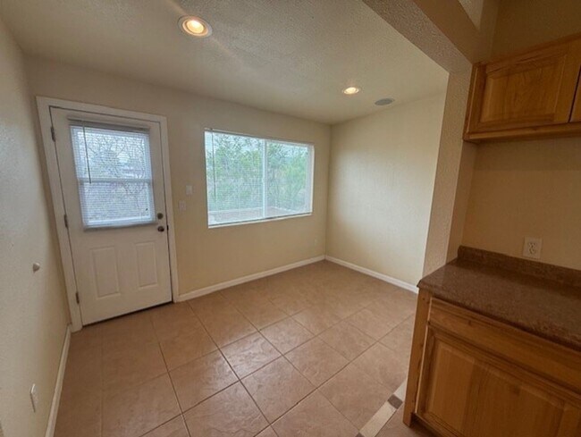 Building Photo - 2 Bedroom Home Contact Property Pros