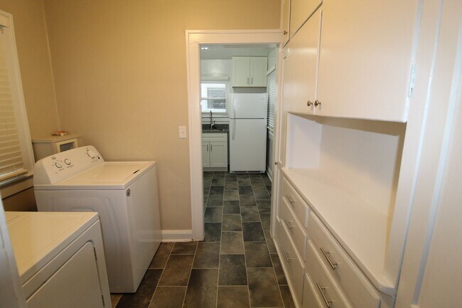 Building Photo - Updated 2 Bedroom 1 Bath Duplex Within Wal...