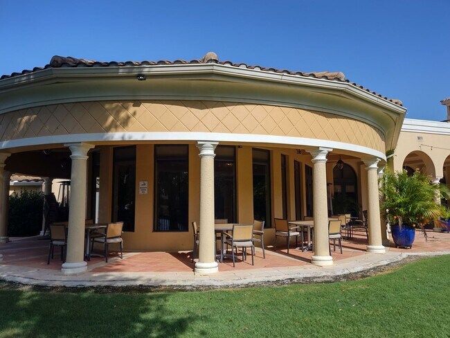 Building Photo - Seasonal Short-Term 3 Bedroom 2 Bathroom Heated Pool Home located in Venetian Club & River Club!