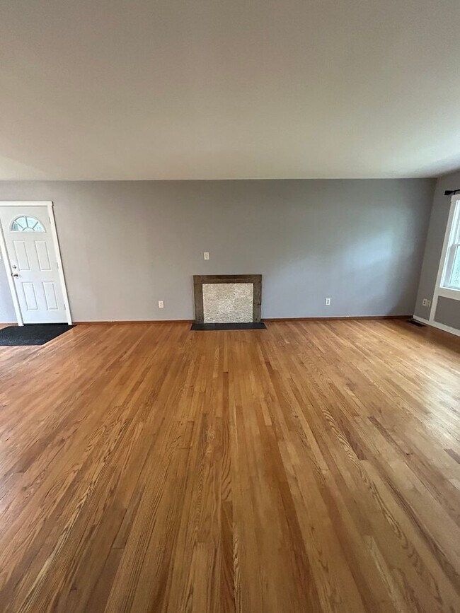 Building Photo - Charming 3 Bedroom Brick Ranch in Park Forest