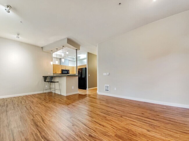Building Photo - Bright 1-Bedroom + Office in Downtown Kirk...