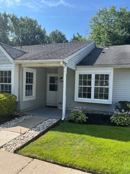 Primary Photo - 1447 Thornwood Dr