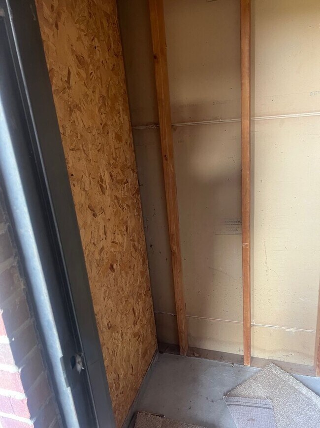 Building Photo - Luxury Two-Bedroom, Stainless Appliances, ...