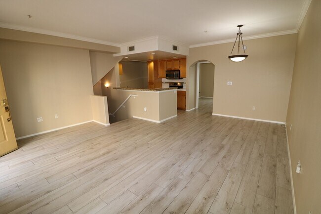 Building Photo - Townhome in Gated community in Woodland Hills