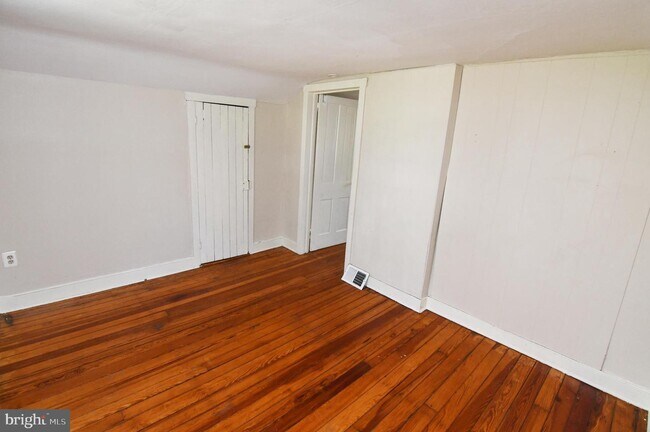 Building Photo - 122 E Monmouth St