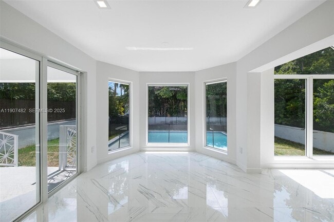 Building Photo - 242 Palm Ave