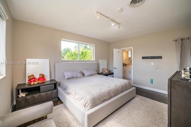 Building Photo - 9520 E Broadview Dr