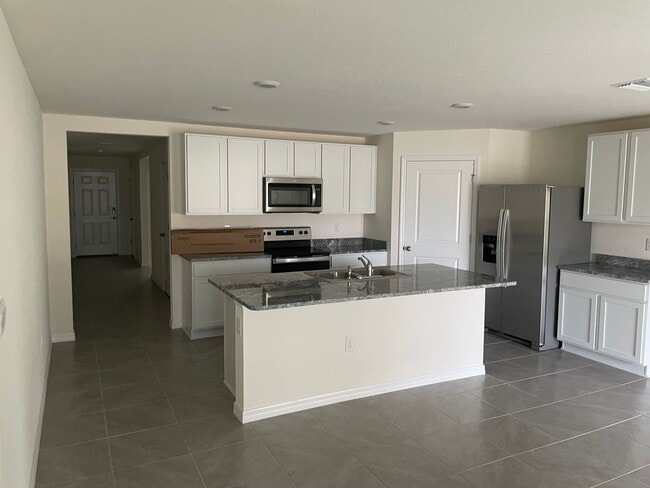 Building Photo - Gorgeous 4 bedroom 2 bathroom home