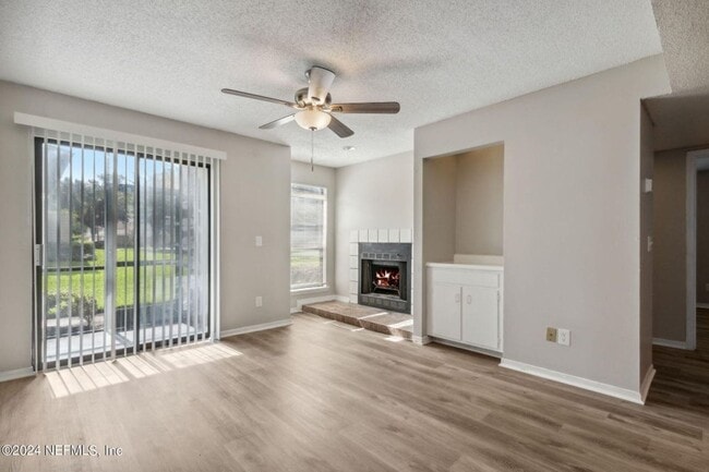 Building Photo - Renovated Condo in a Convenient Location!