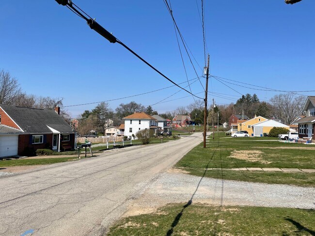 Building Photo - 4517 Lincoln Ave