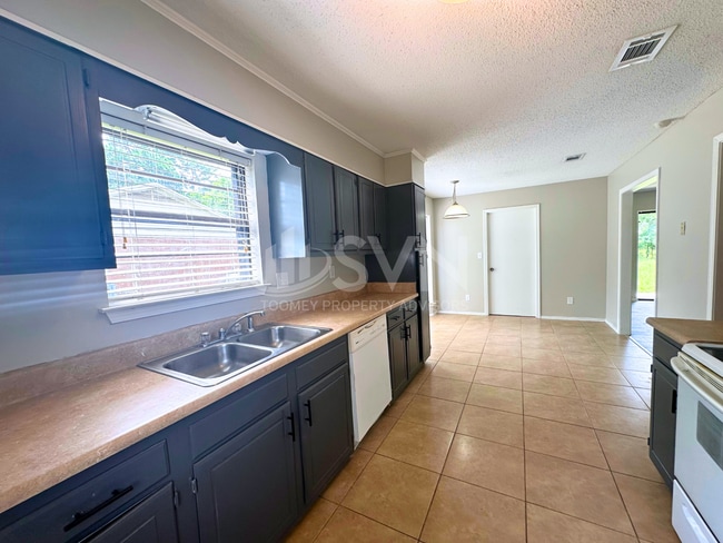 Building Photo - 9730 Trailwood Dr S