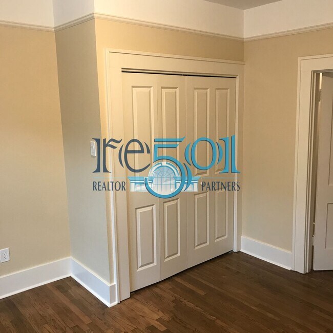 Building Photo - *New Price*  Newly Renovated Immaculate Co...