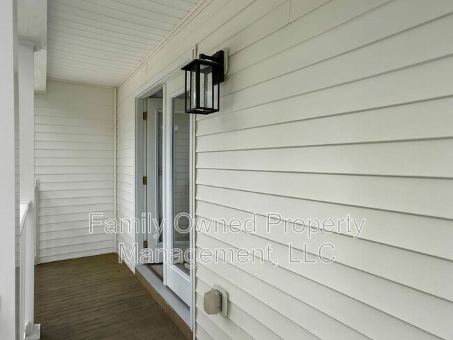 Building Photo - 8753 Red Oak Dr