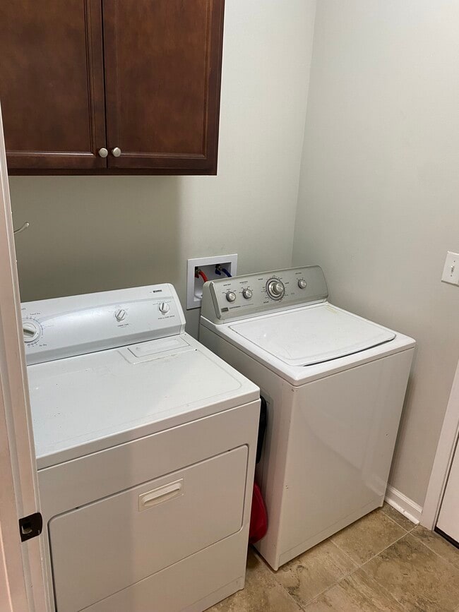 Building Photo - 503 Elwick Dr
