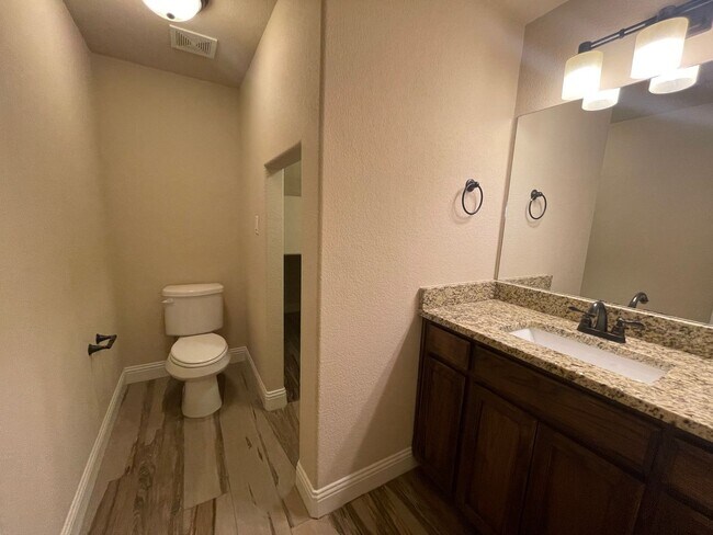 Building Photo - 3BD/2.5BA Benbrook Townhome – 9-Ft Ceilings, Granite Kitchen, Walk-In Master Shower, Attached Gar...