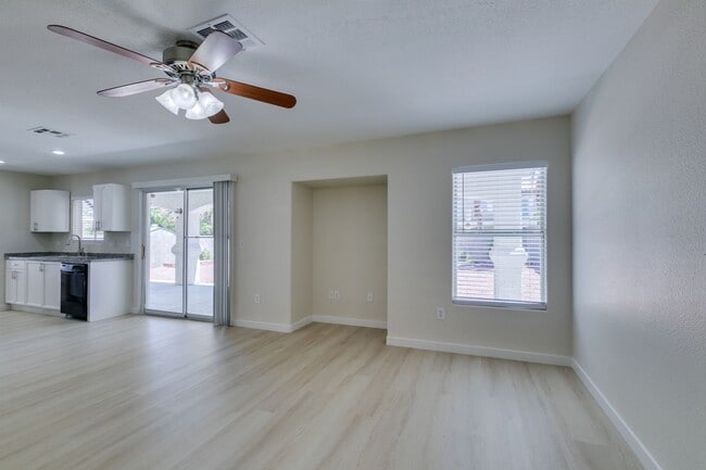 Building Photo - Stunning 3 Bedroom, 2.5 Bathroom Home in E...