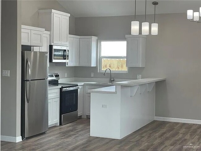 Building Photo - 605 Sparrow Rd