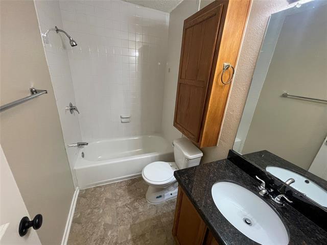 Building Photo - 821 Loganwood Dr