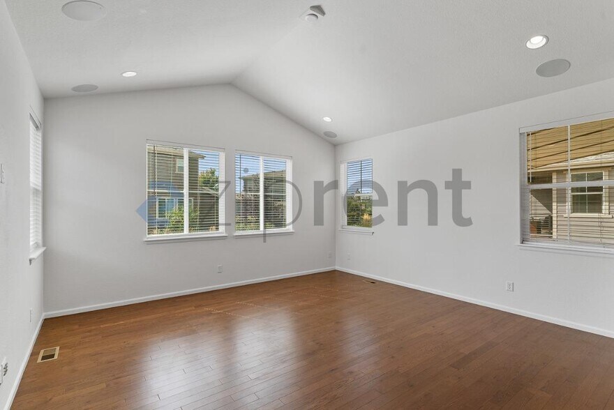Building Photo - Unit
