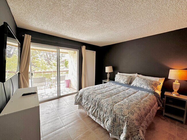 Building Photo - AVAILABLE NOW!! 1 BEDROOM 1 BATHROOM CONDO IN MISSION LAKES DESERT HOT SPRINGS