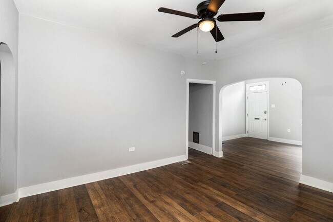 Building Photo - 3 Bedroom 2 Bathroom Home