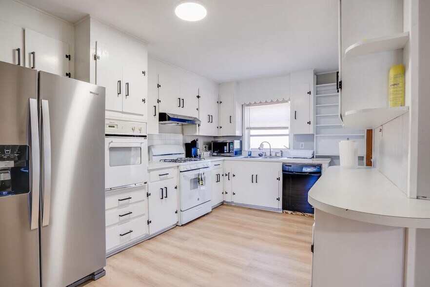 Building Photo - 218 Cactus St