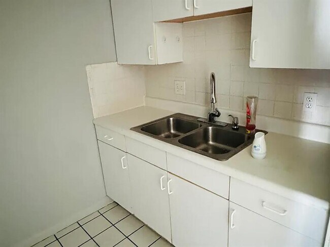 Building Photo - 2353 Shelley St