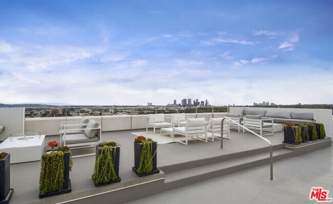 Building Photo - 838 N Doheny Dr