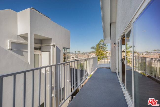 Building Photo - 1125 Manhattan Ave