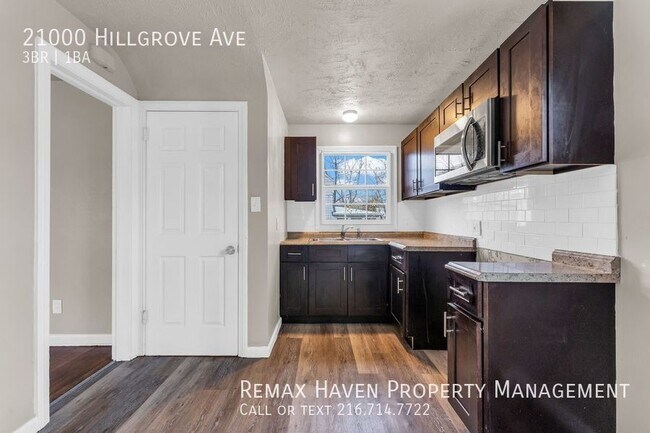 Building Photo - 21000 Hillgrove, Maple Hts - Gorgeous 3 be...