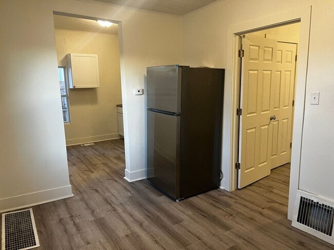 Building Photo - $950 Deposit $950 Rent