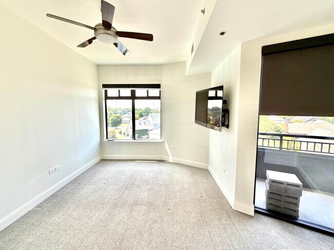 Building Photo - 717 Riverside Dr