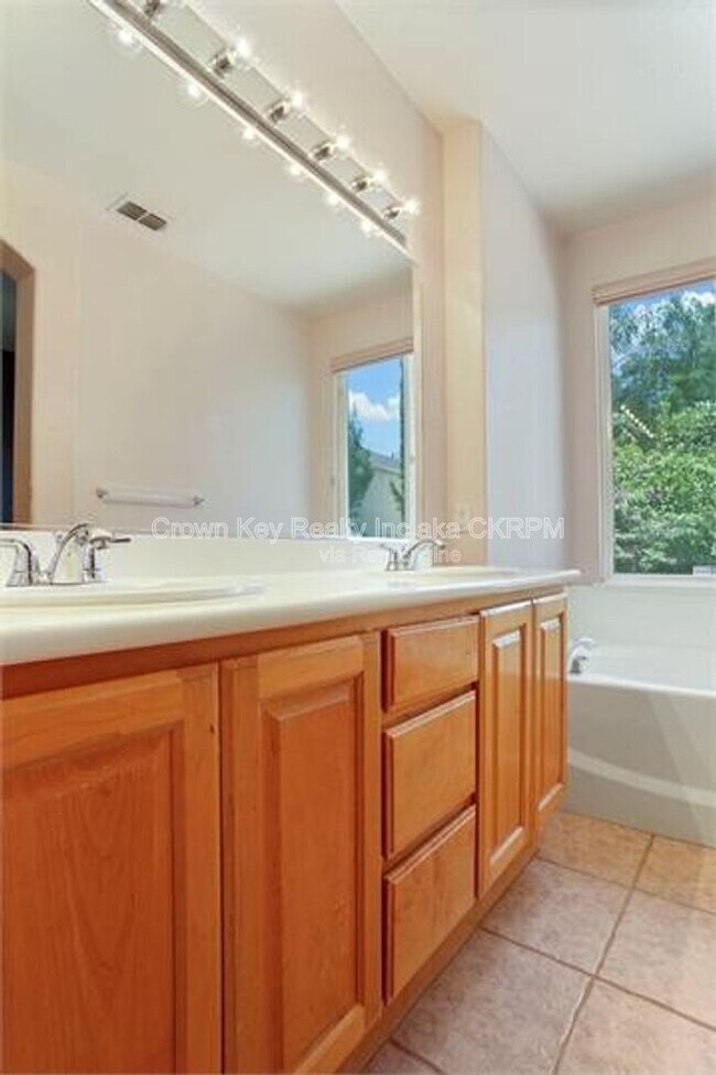 Building Photo - 1844 Oswego Ct