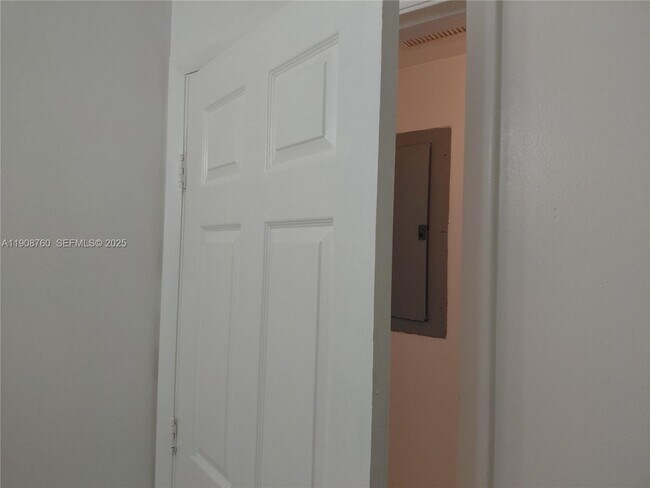 Building Photo - 13950 NE 2nd Ave