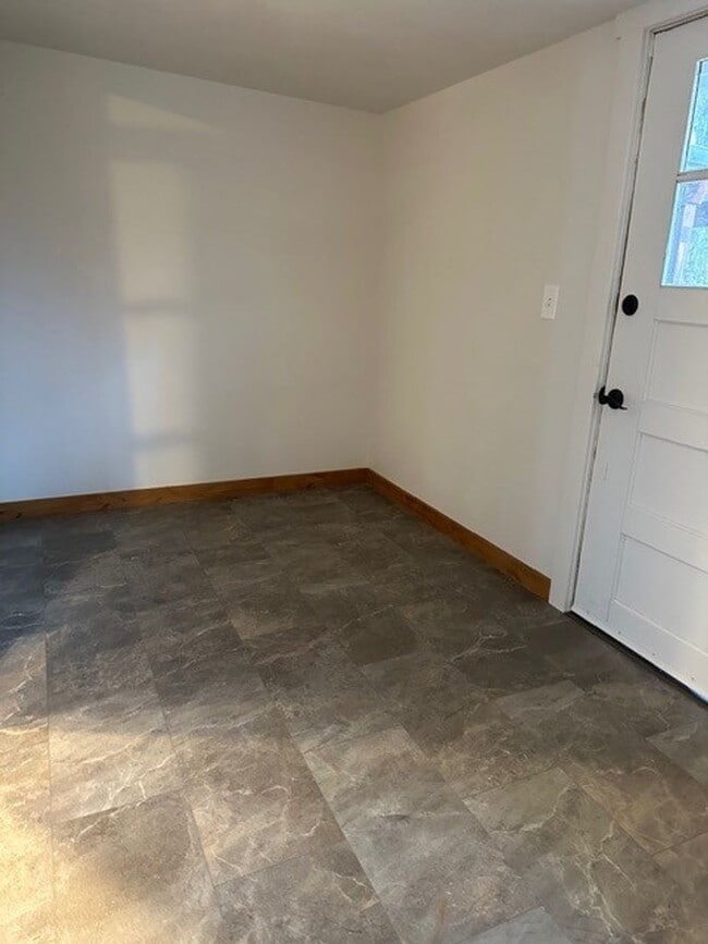 Building Photo - Recently renovated 4 bed, 2 bath home in Grants Pass!