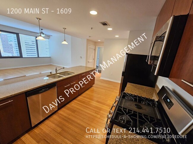 Building Photo - Downtown condo with roof top pool & concie...