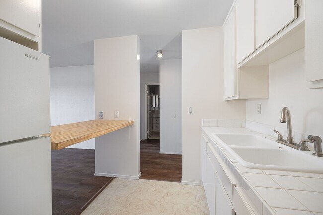 Building Photo - Pacific Beach condo now available, excellent location!