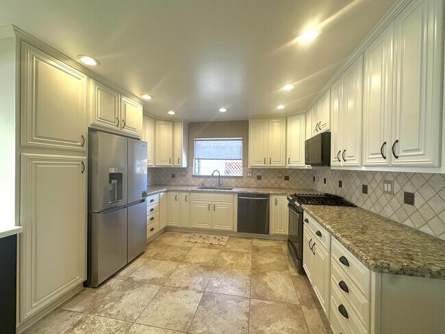 Building Photo - Beautiful 2-story pool home