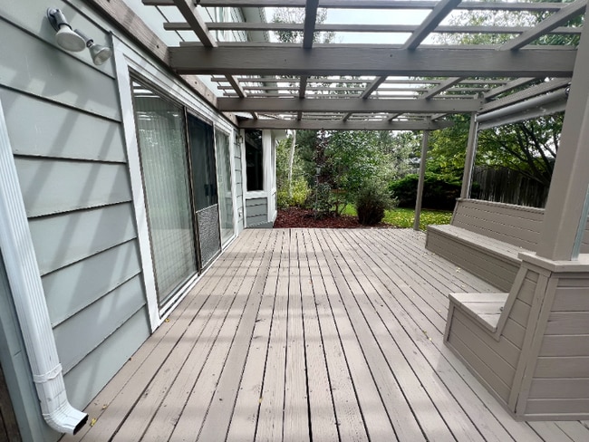 Building Photo - Spacious 4-Bed Retreat with Guest Suite & Fireplace