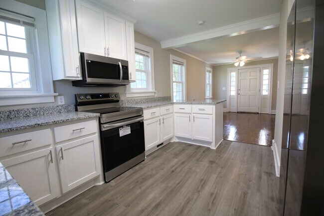 Building Photo - Charming 2 Bedroom, 1 Bath Brick Home in a...