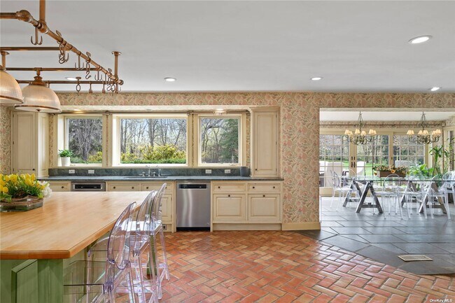 Building Photo - 60 Piping Rock Rd