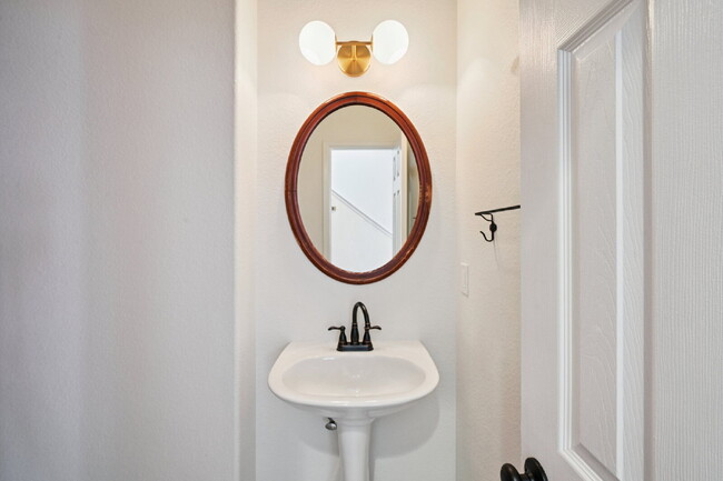 Building Photo - 3-Bed Townhouse with Open Floorplan, 2.5 Baths, and Fireplace in Rolling Hills!