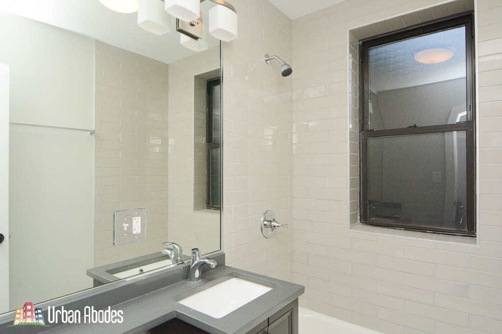 Building Photo - 442 W Belden Ave