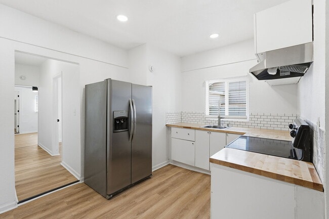 Building Photo - 325 N 15th St