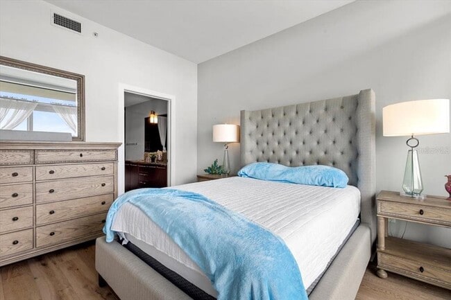 Building Photo - 400 4th Ave S