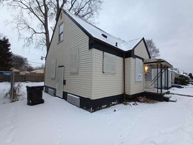 Building Photo - 3 bedroom 1 bath bungalow now available! -...