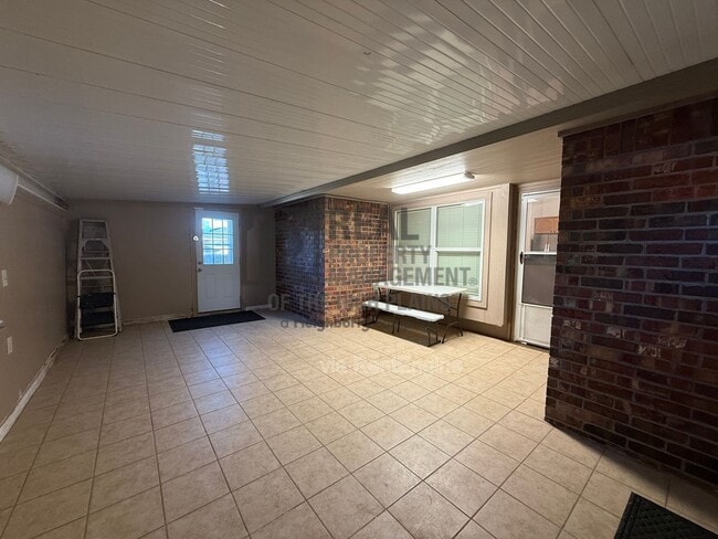 Building Photo - 1004 Pikes Peak Dr