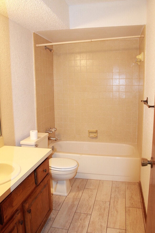 Building Photo - 2 Bedrooms - 2 Full Baths!