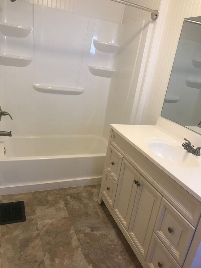 Building Photo - Beautiful 4 Bedroom Home Available in Down...